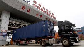 Скопившиеся на выезде из Китая российские грузовики прошли границу